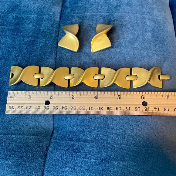 Vintage Givenchy Hourglass Gold Tone Link Bracelet & Clip Earrings Set 80s - Picture 9 of 11